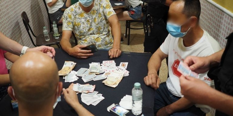 Partida de juego ilegal en Santa Coloma, con dinero encima de la mesa / ANNA ROCASALVA SOLER