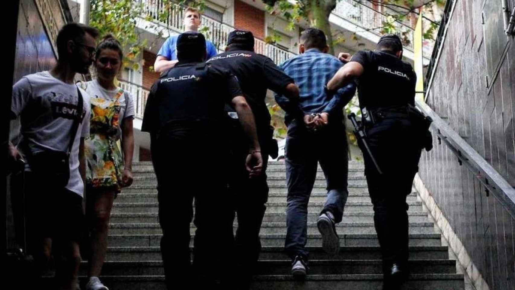 Un detenido en un macrooperación policial anterior en Barcelona / ARCHIVO - EFE