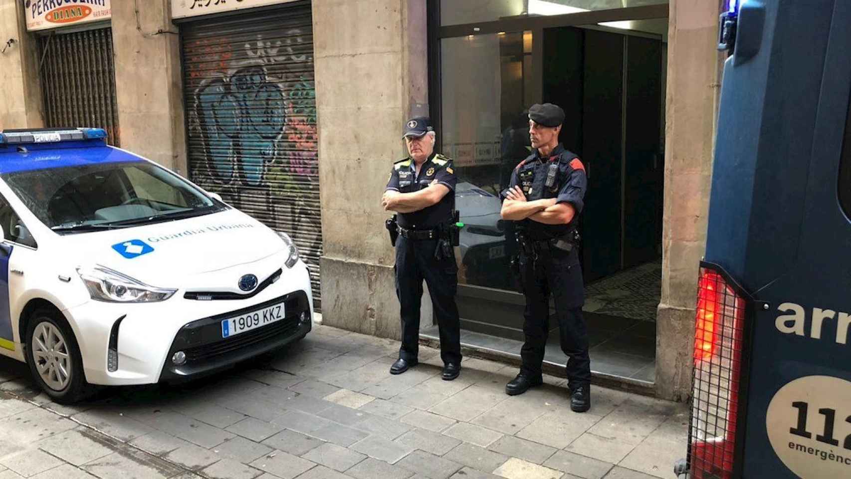 Dos agentes de la policía fuera de un narcopiso de Ciutat Vella / EUROPA PRESS