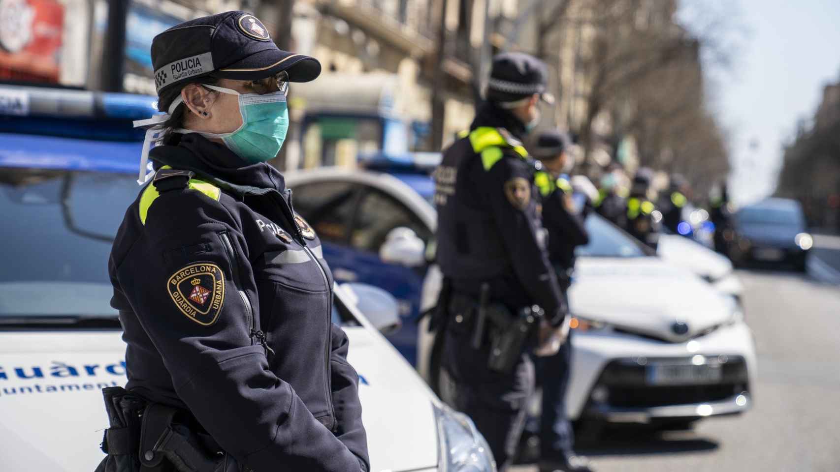 Agentes de la Guardia Urbana con varios vehículos / AYUNTAMIENTO DE BARCELONA