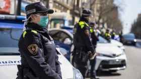 Agentes de la Guardia Urbana con varios vehículos / AYUNTAMIENTO DE BARCELONA