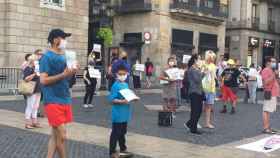 Vecinos de la Barceloneta y el resto de Ciutat Vella en la protesta de este miércoles en la plaza Sant Jaume
