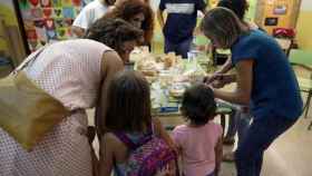 Madres y niñas en una escuela de Barcelona / EFE