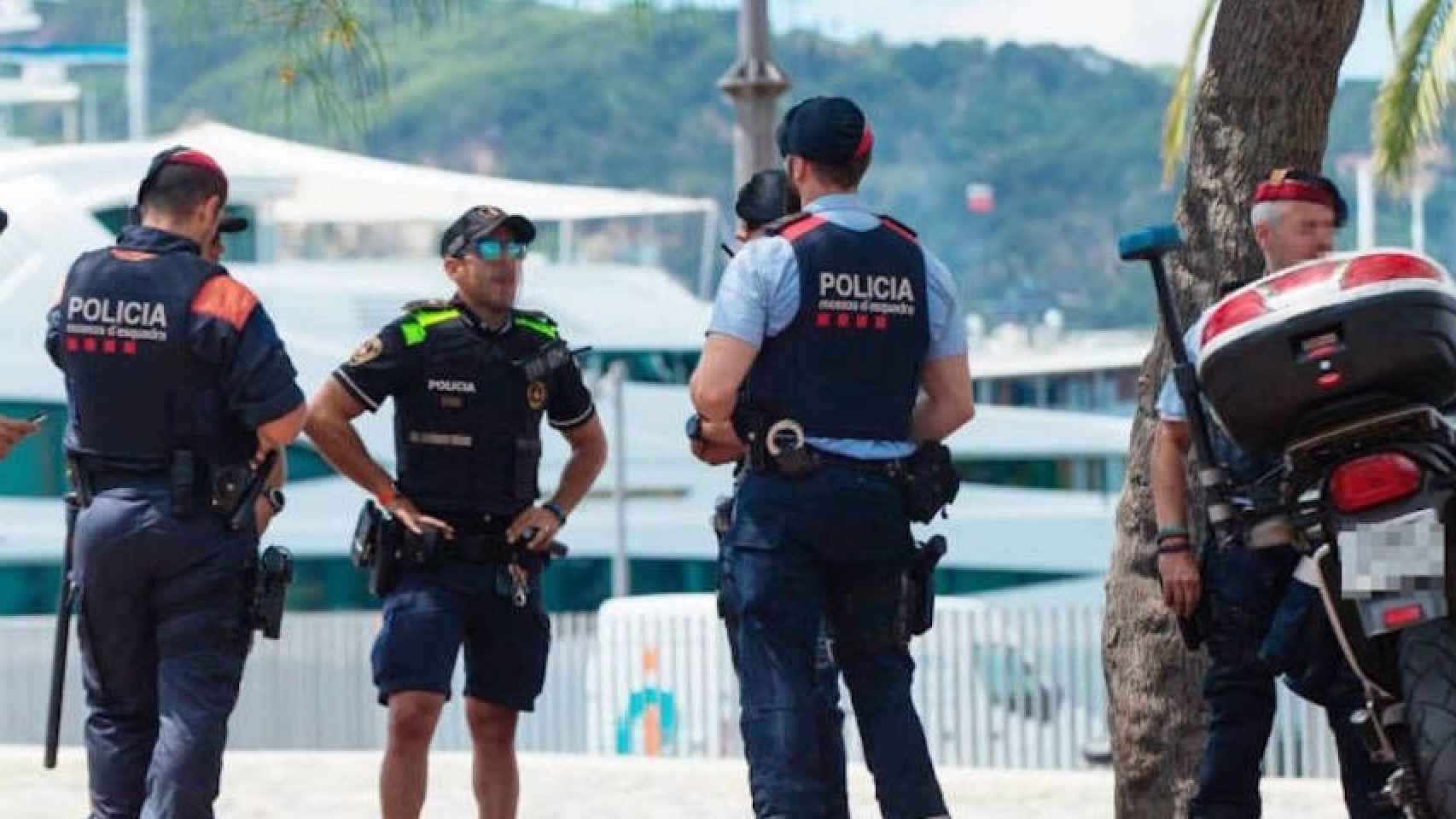 Agentes de la Guardia y Mossos en la zona del Port de Barcelona / EFE