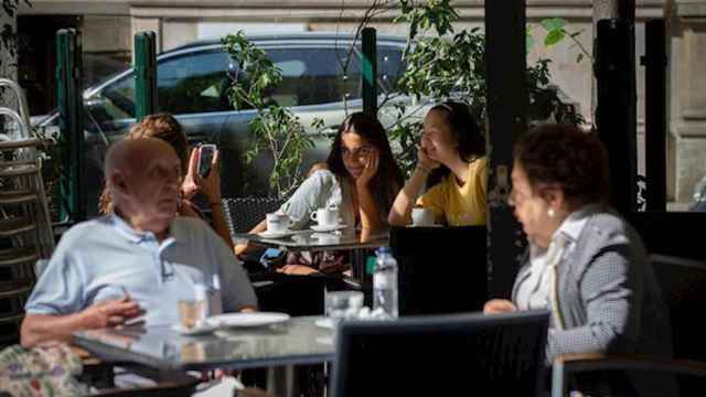 Clientes en la terraza de un bar de Barcelona, que ya puede abrir más allá de medianoche / EUROPA PRESS