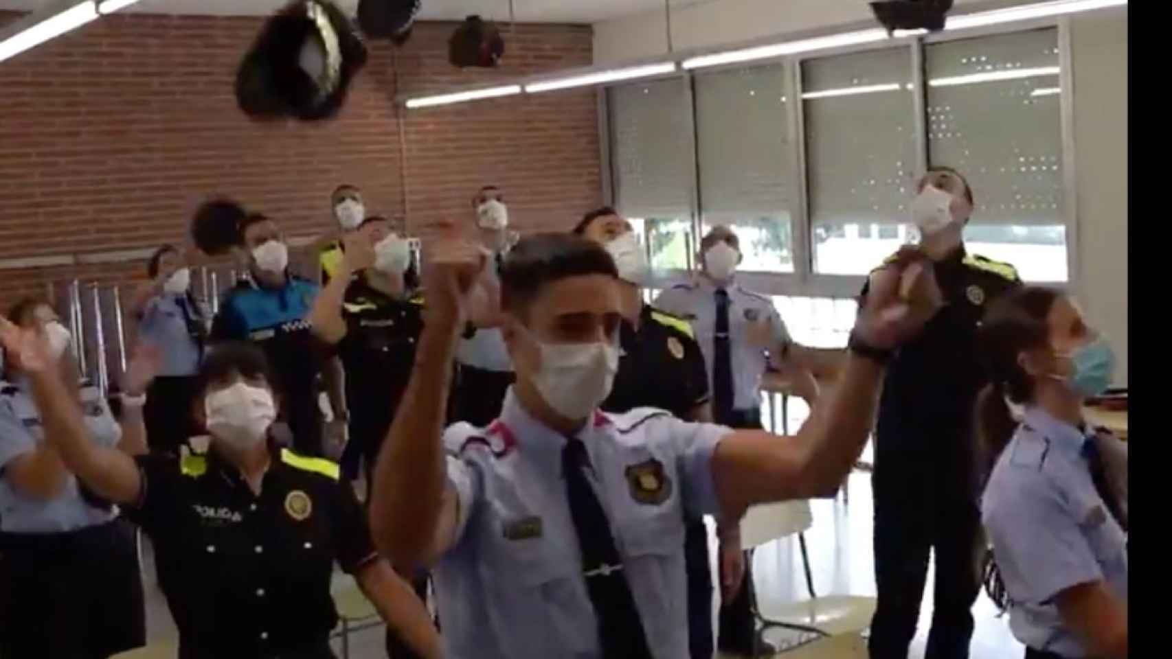 Un grupo de policías recién graduados tira la gorra este viernes en el ISPC / MOSSOS