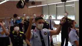 Un grupo de policías recién graduados tira la gorra este viernes en el ISPC / MOSSOS