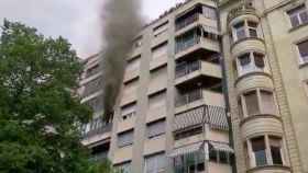 Intensa columna de humo de una vivienda en la avenida Diagonal de Barcelona / @evarf