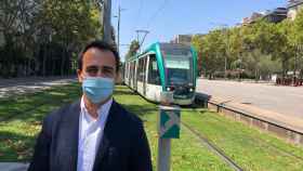 El concejal del PP, Óscar Ramírez, junto a un tranvía / PP