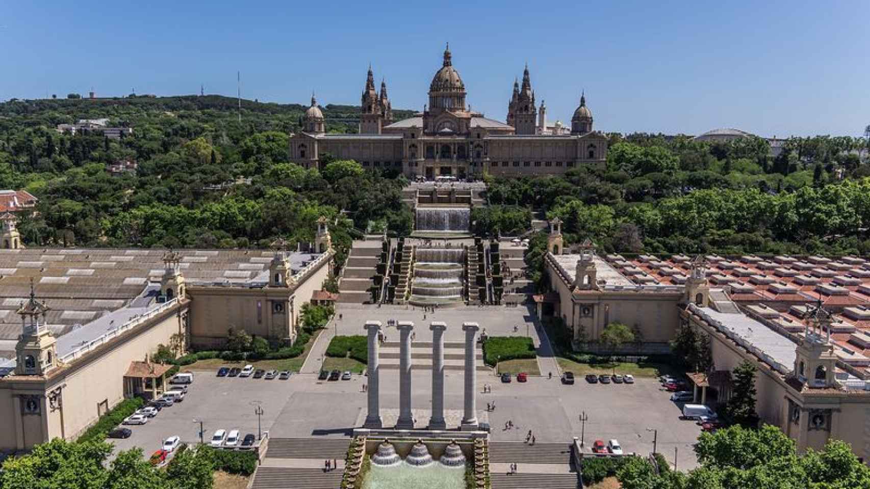 El Museo Nacional de Arte de Cataluña (MNAC) desde Plaza Espanya