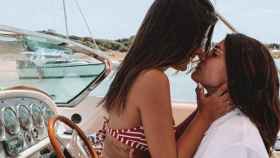 Aida Domenech y Alba Paul en un barco en Formentera / @dulceida