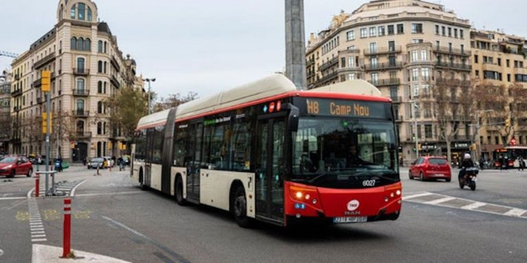 El bus H8 de TMB, durante su recorrido entre el Camp Nou y la Maquinista / TMB