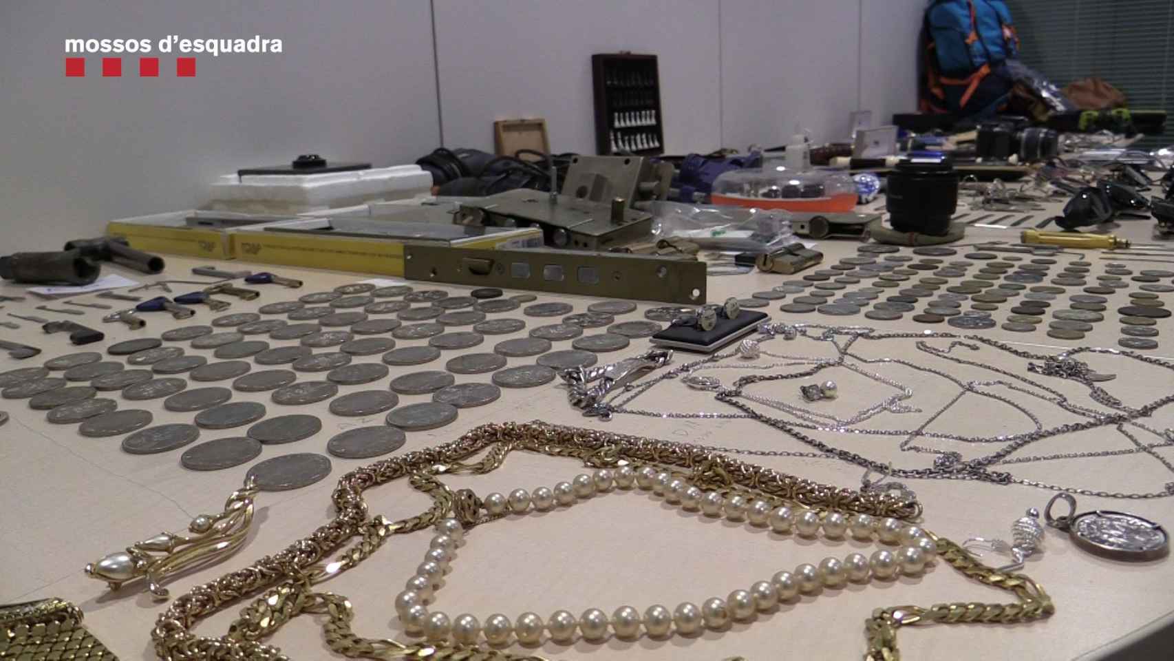 Collares, cadenas de oro y otras joyas que una banda robó en Barcelona / MOSSOS D'ESQUADRA