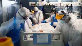 Sanitarios asisten a un enfermo en la UCI del hospital del Mar de Barcelona / EFE - ALEJANDRO GARCÍA