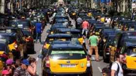 Taxistas de Barcelona cortan la Gran Vía en protesta por las licencias VTC / EFE