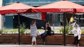 Varias personas toman café en una terraza cerrada de Barcelona, en mayo / EFE - ALEJANDRO GARCIA