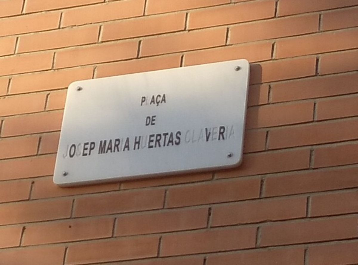 Estado actual de la placa a Josep Maria Huertas Claveria, en el paseo de la memoria social del Poblenou / @cazagra