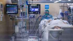 Imagen de un paciente en una UCI de un hospital de Barcelona / ARCHIVO