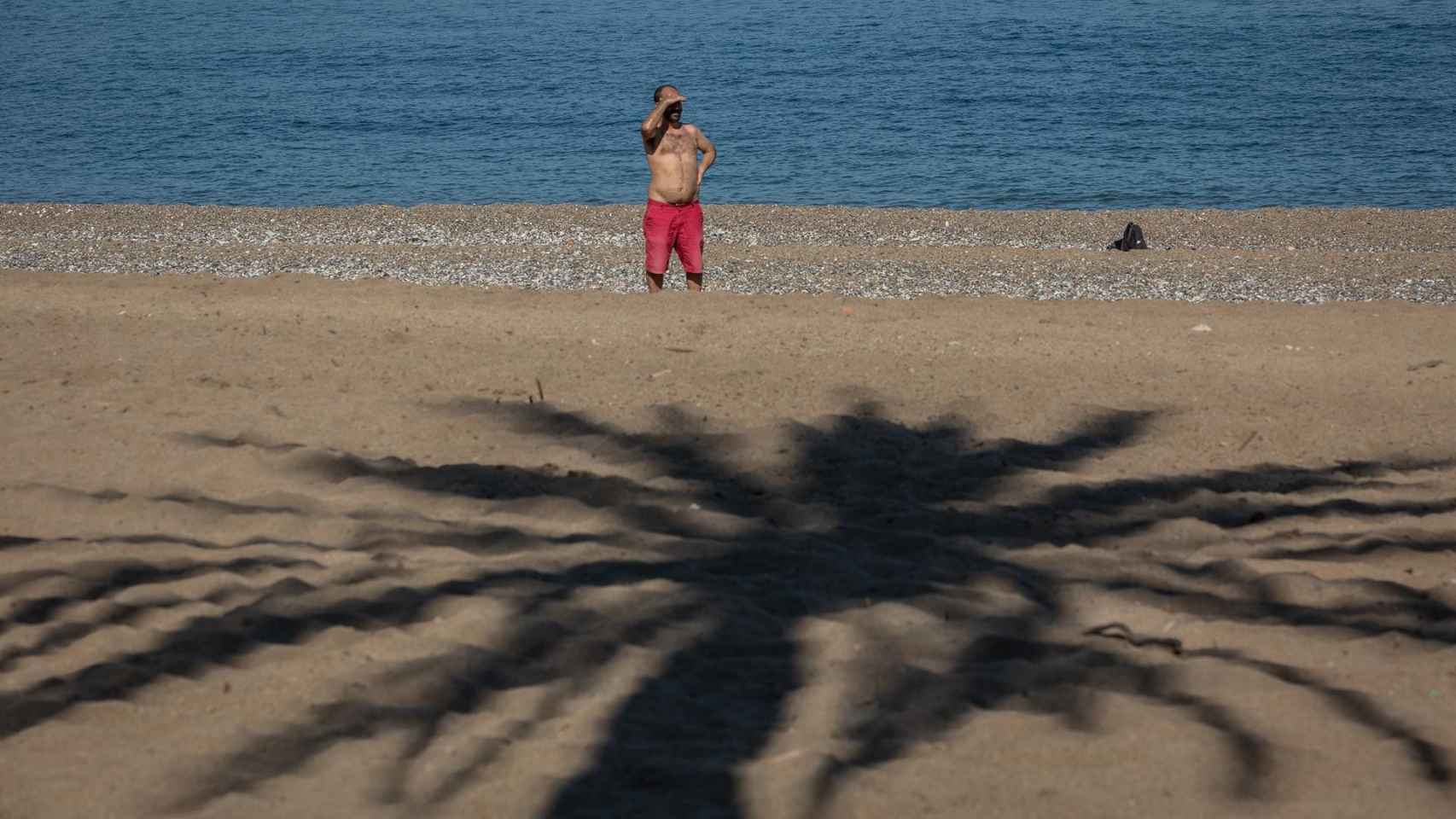 Un hombre en la Playa de la Barceloneta / EUROPA PRESS - David Zorrakino