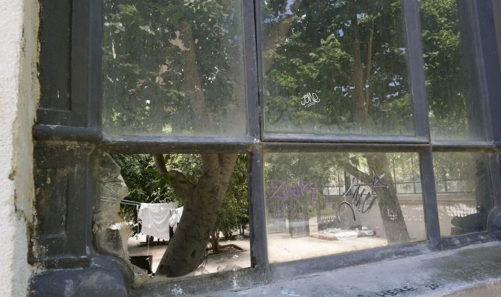 El interior del Hivernacle 'okupado' desde una perspectiva exterior, a través de un ventanal roto / Sílvia Bosch