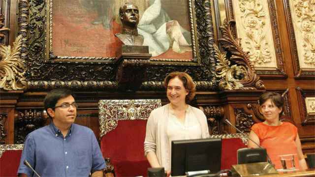 Ada Colau, con el busto del Juan Carlos I, antes de ser retirado del salón de plenos en 2015 / ARCHIVO
