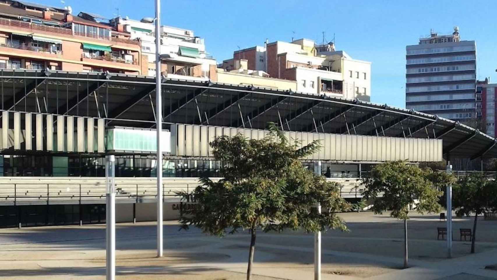 La plaza y el edificio del Canòdrom / JORDI SUBIRANA