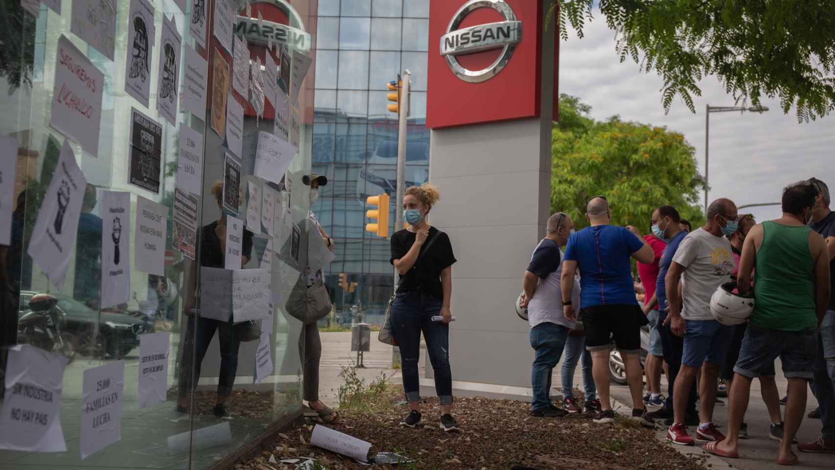 Trabajadores de Nissan cuelgan carteles como signo de protesta en un corte realizado en la Gran Via de L’Hospital / David Zorrakino - EP