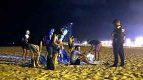 Un grupo de personas, de botellón en la playa de la Barceloneta / EP
