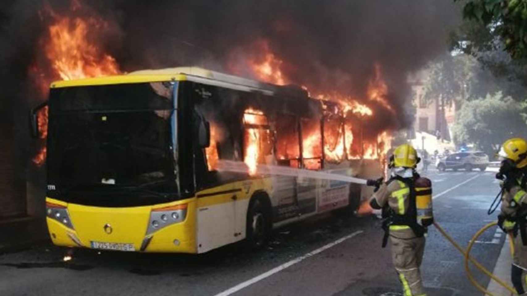 Imagen del autobus ardiendo en Castelldefels / BOMBERS