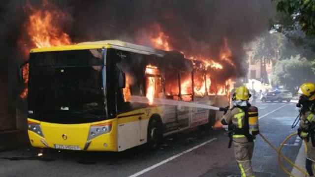 Imagen del autobus ardiendo en Castelldefels / BOMBERS