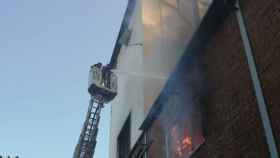 Bomberos apagan el incendio en la fábrica de Sant Vicenç dels Horts / BOMBERS