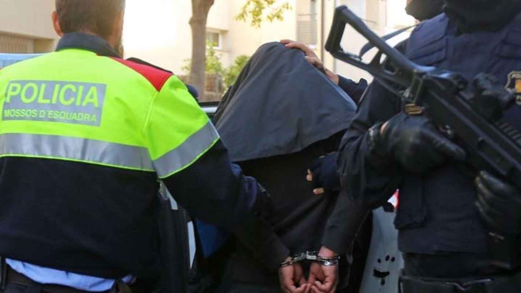 Agentes de los Mossos d'Esquadra, cuerpo que ha arrestado a dos hombres por la agresión en el metro, con un detenido / EFE