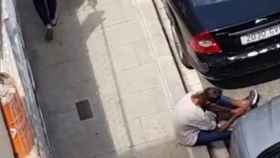 Un hombre se droga en la calle en el Raval / @RavalSud