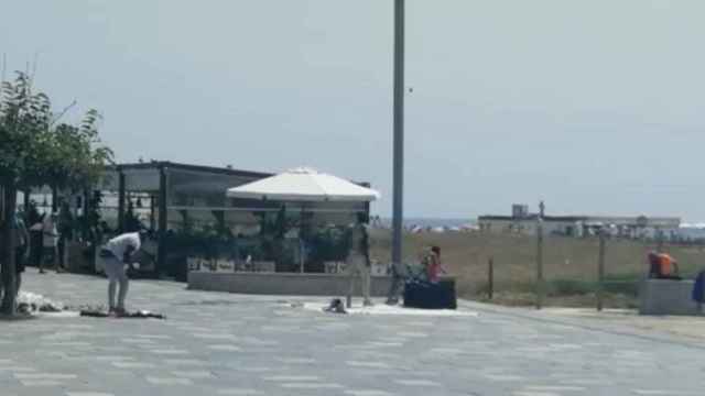 Manteros sin mascarilla en una playa de Castelldefels / ADN SINDICAL