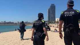 Agentes de la Guardia Urbana en una playa de Barcelona / EUROPA PRESS