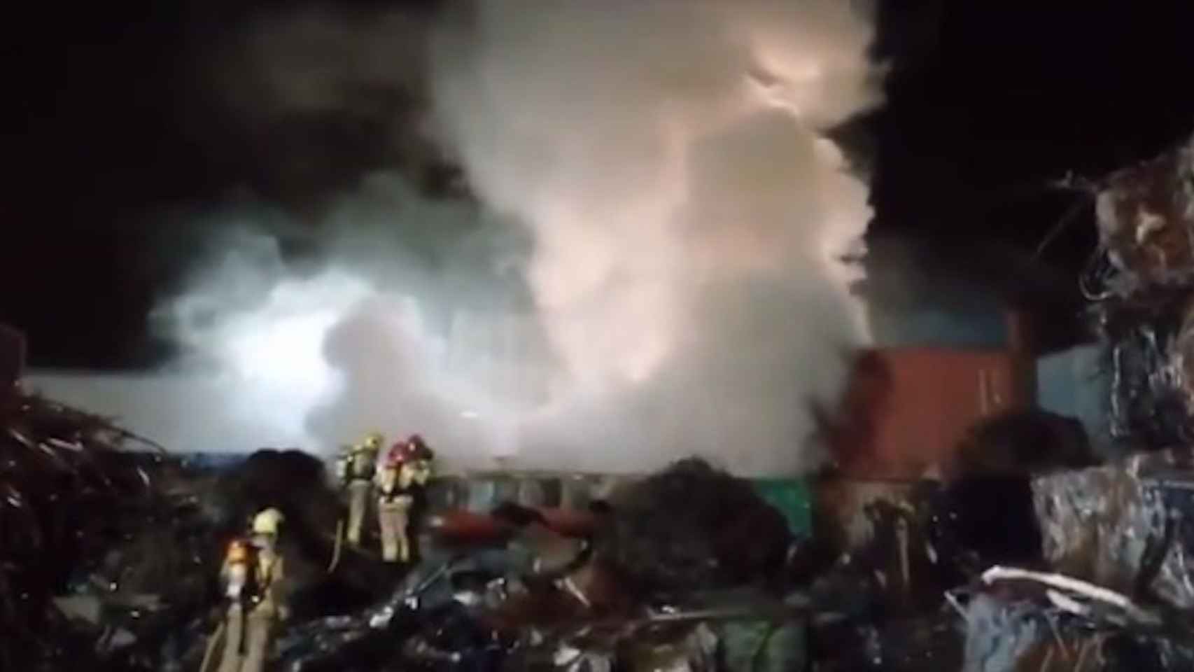 Bomberos apagando el incendio en Sant Boi / Bombers de la Generalitat