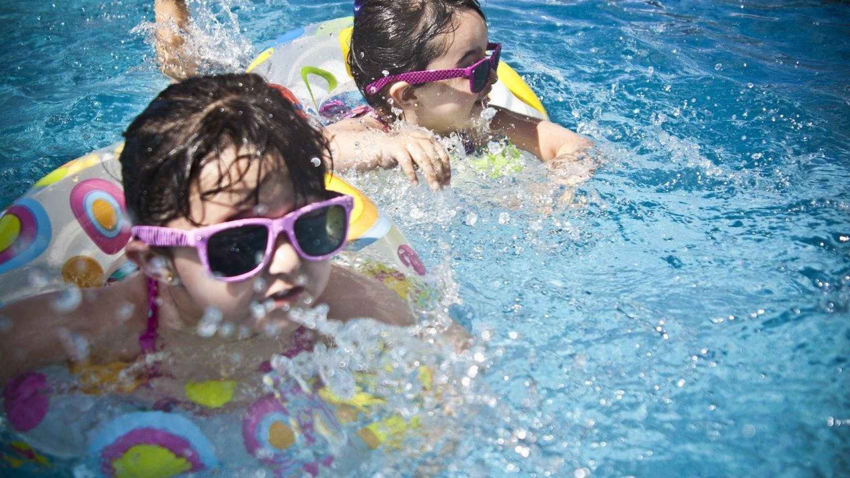 Niños en una piscina, lugar donde se puede contraer otitis en verano / PIXABAY