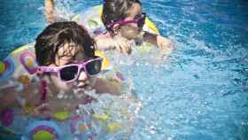 Niños en una piscina, lugar donde se puede contraer otitis en verano / PIXABAY