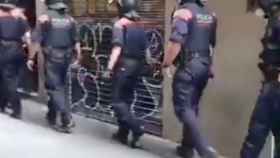 Agentes de los mossos se dirigen al piso del Raval donde se vendía droga / MOSSOS