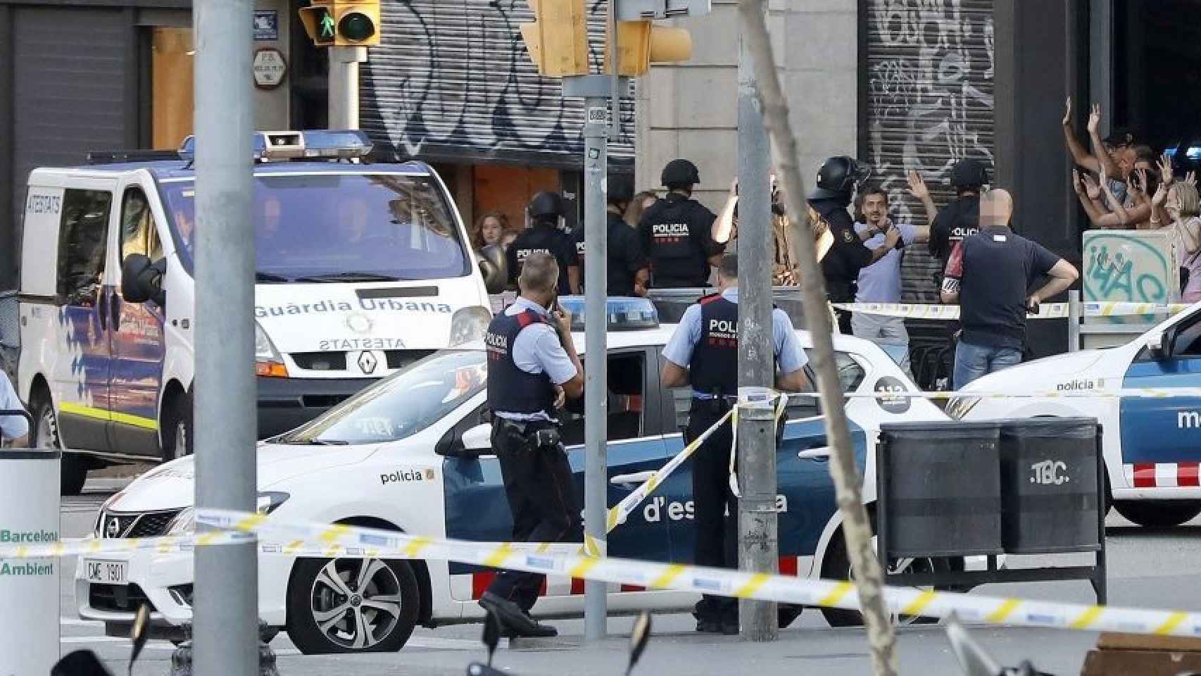 Despliegue policial en Barcelona en el lugar del atentado / EFE