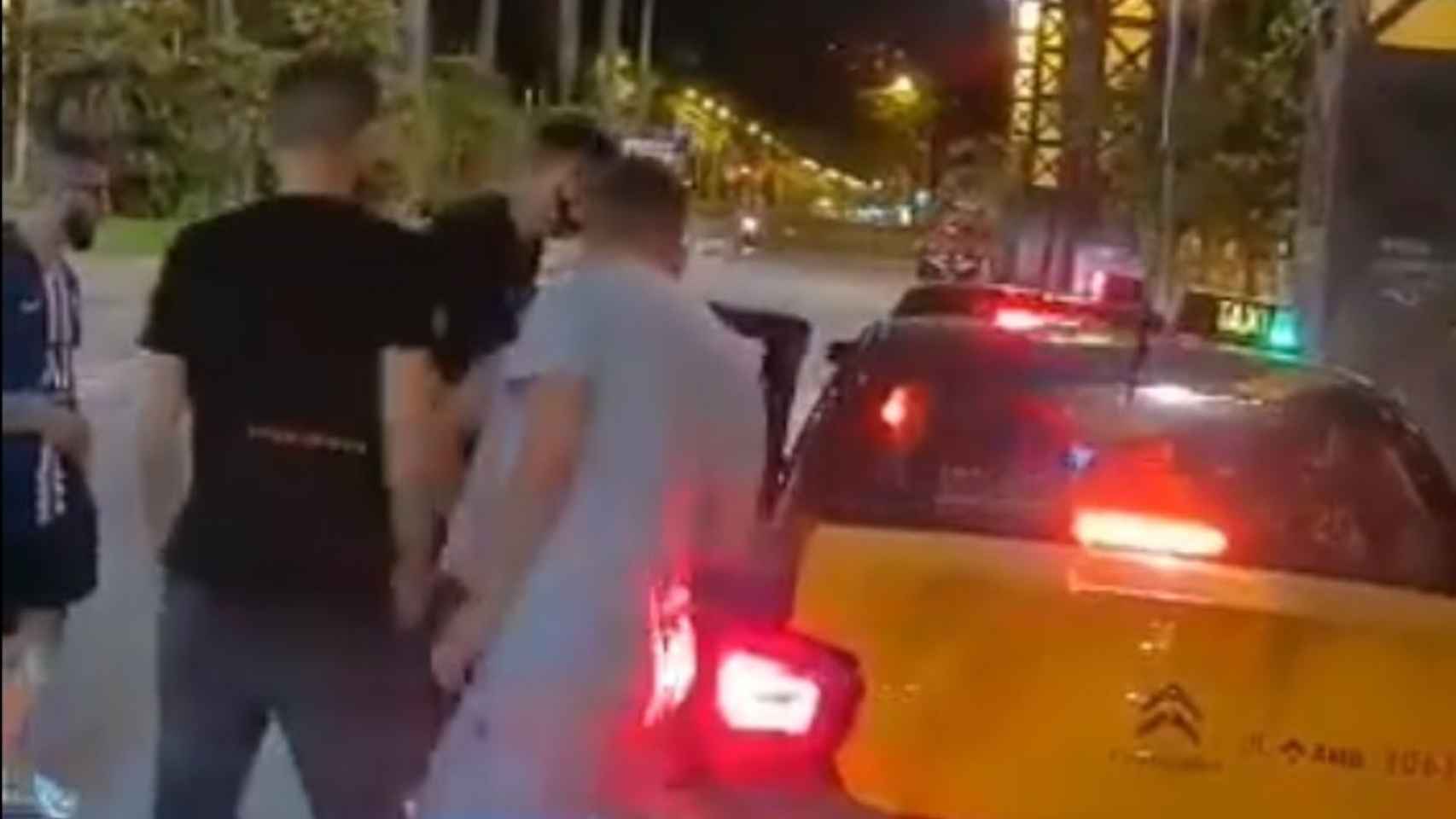 Captura de pantalla del vídeo sobre los asaltantes al turista del taxi / BCN Helpers