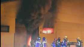 Bomberos trabajando en la extinción de un incendio en un almacén de Sant Adrià del Besòs / TWITTER @BOMBERSCAT