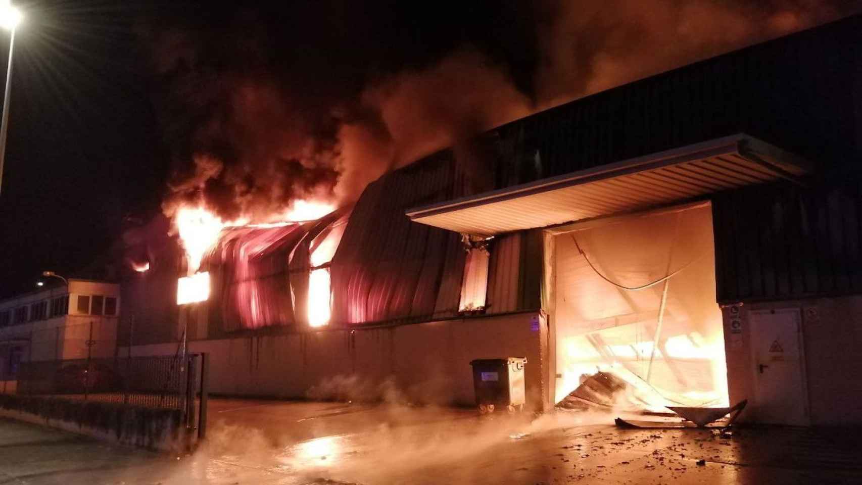 Virulento incendio en una fábrica de Sant Fruitós del Bages / Bombers de la Generalitat
