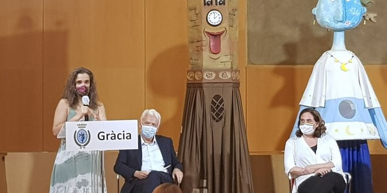 Ferran Mascarell y Ada Colau escuchan a una de las pregonres de la Fiesta Mayor de Gràcia / FESTA MAJOR DE GRÀCIA