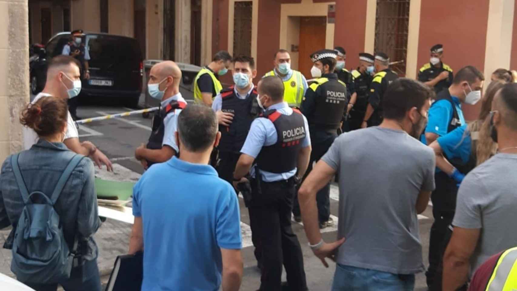 Mossos d'esquadra y guardia urbanos esta mañana en la Barceloneta / FACEBOOK