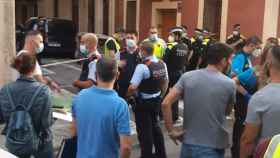 Mossos d'esquadra y guardia urbanos esta mañana en la Barceloneta / FACEBOOK