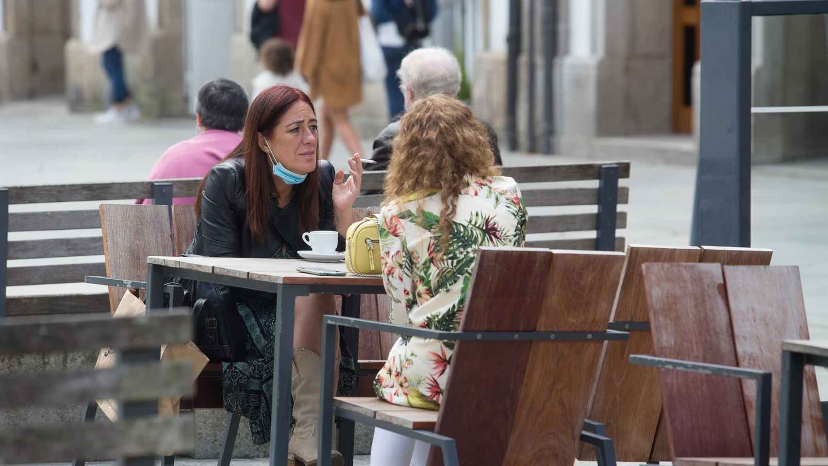 Una mujer fuma en una terraza / EUROPA PRESS
