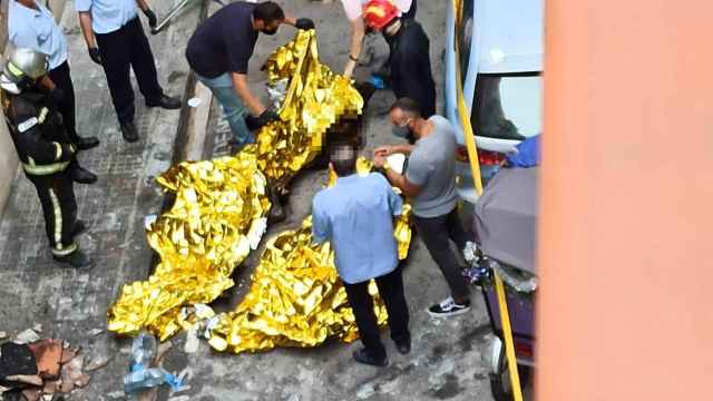 Los cuerpos de los tres fallecidos descansan en la calle, delante del piso incendiado / METRÓPOLI ABIERTA