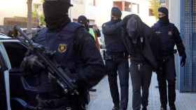 Agentes de los Mossos con un detenido en Sant Andreu / EFE