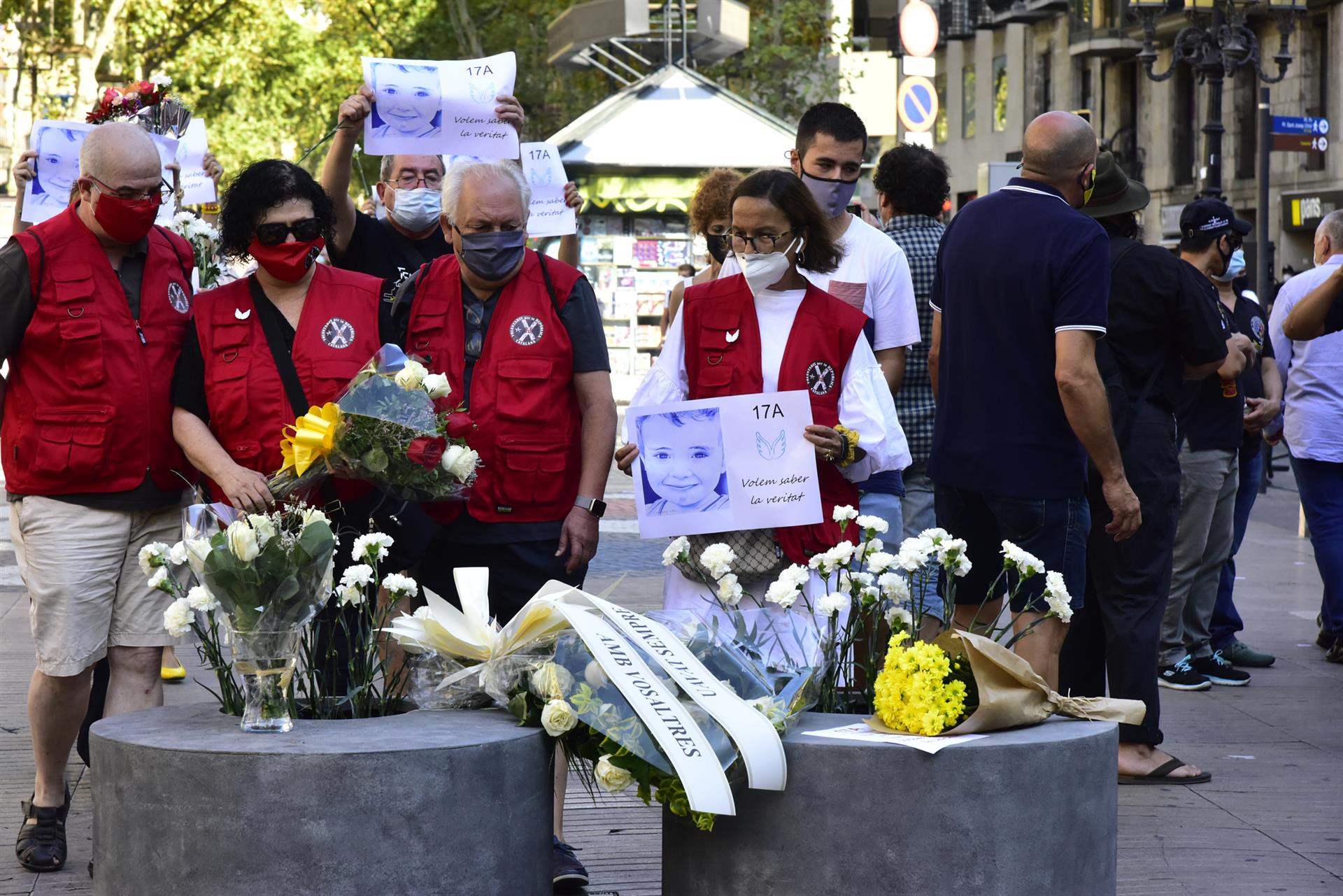 Asistentes dejan rosas y carteles en recuerdo a las personas fallecidas en el atentado de Barcelona / EUROPA PRESS